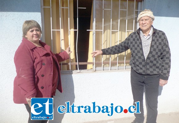 Marianella Rocco junto a Roberto Sáez nos muestra, los barrotes forzados por donde entraron los delincuentes.