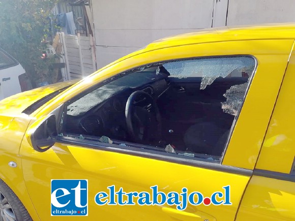 El antisocial destruyó el vidrio de la puerta delantera del colectivo de propiedad de la víctima.