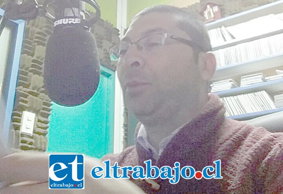 Pedro ‘Peter’ Cabrera, comunicador destacado frente al micrófono de radio Contemporánea 97.5.