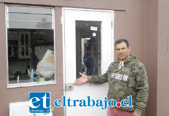 Puede sonar tragicómico, pero la chapa de la puerta está por fuera como nos muestra Miguel Torres en su casa.