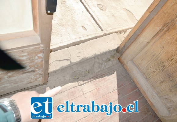 MUCHA PRESIÓN.- La casa en sí misma se está desarmando por la presión que las raíces del pimiento ejercen sobre el inmueble.