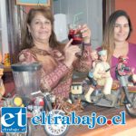 SANGRÍAS Y MUCHO MÁS.- Aquí tenemos a Claudia Ibaceta al lado de su fiel colaboradora y madre, doña Viviana.