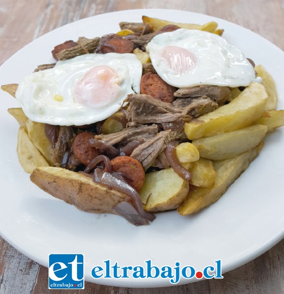 DE UN KILO CADA UNA.- Esta es una de las ricas chorrillanas que preparan en este nuevo restobar, hoy abren sus puertas a las 18:30 horas.