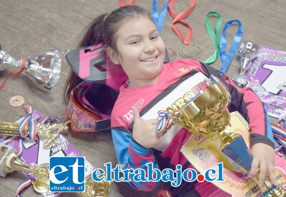 LA GRAN SOFI.- Nadando en sus medallas y trofeos tenemos aquí a la princesa del Enduro infantil de Santa María, Sofía Mazuela Riquelme, con apenas 8 años de edad.