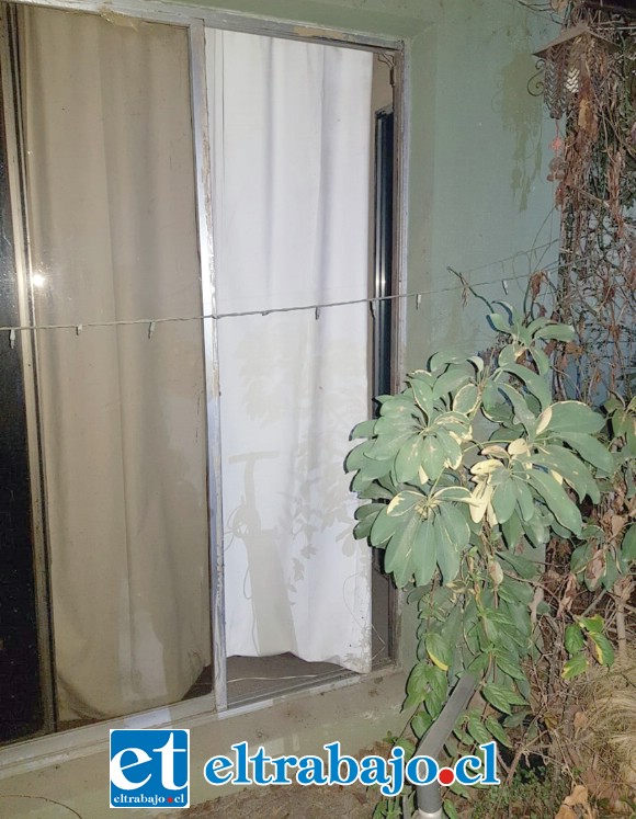 Los imputados habrían ingresado a través de este ventanal del inmueble.