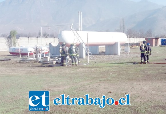 La emergencia se produjo por el escape de gas desde una bombona o estanque de alta capacidad que mantenía unos tres mil kilos del explosivo y volátil compuesto.