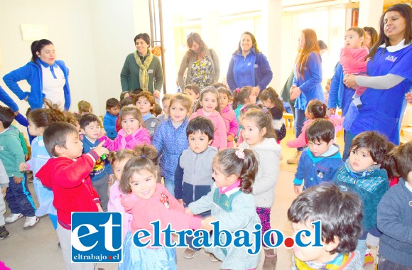 FIESTA EN EL JARDÍN.- Todo un festival de alegría es el que hoy culmina en el Jardín Infantil Creciendo en Las Acacias, que está cumpliendo su primer aniversario.