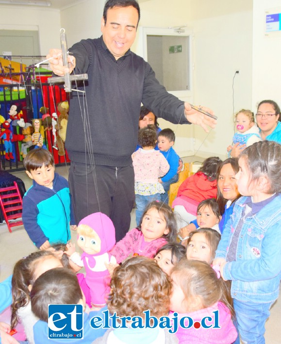 EL REY DE LAS MARIONETAS.- También hubo ayer una jornada de teatro con el gran titiritero andino, don Hugo Hernández (Fono 995109456), quien ofreció un colosal espectáculo para los reyes del Jardín.