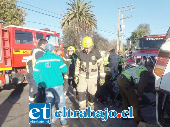 Importante labor realizó personal de Bomberos en el lugar del accidente auxiliando a las personas heridas. (Foto Emergencia Santa María).