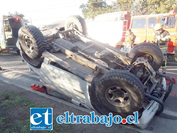 La Suv terminó volcada de campana sobre la calzada, a la orilla de la ruta. (Foto Emergencia Santa María)