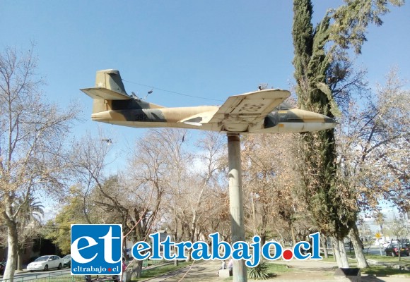 Este es el avión ubicado actualmente en la avenida O’Higgins que será trasladado al Club Aéreo de San Felipe. (Foto gentileza Rafa Pérez)