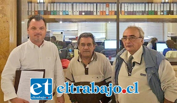 Harry Bailey (izquierda) junto a vecinos durante presentación del documento en Contraloría.