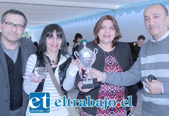 LOS GESTORES.- Guillermo Quijanes, Angélica Juri, Ximena Baquedano y el director de Diario El Trabajo, Marco Antonio Juri, posaron en su momento para nuestras cámaras con la copa simbólica del torneo.