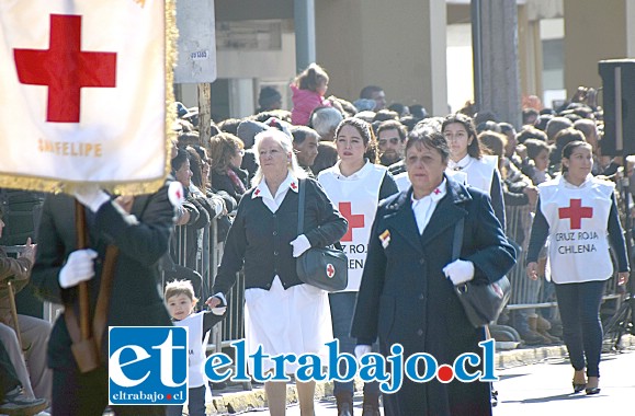 CRUZ ROJA.- Doña María Gómez, presidenta de la filial de la Cruz Roja de San Felipe, desfiló también con otros abnegados voluntarios.