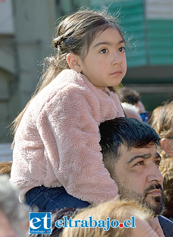 POR ENCIMA DE TODOS.- Los papás hicieron todo lo posible para que sus hijos no se perdieran el desfile, subiéndolos incluso en sus hombros.