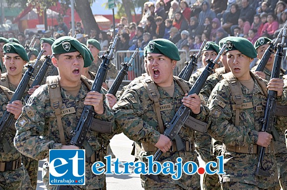 FUERZAS ARMADAS.- Con fuerza y vigor los soldados del Regimiento Reforzado Nº3 Yungay se hicieron sentir en la apertura del desfile.