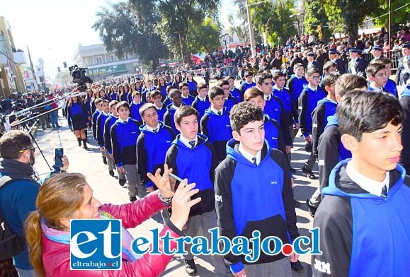 TODOS SON FOTÓGRAFOS.- Los papás y apoderados también sacaron miles de fotos a sus hijos durante cada presentación estudiantil.
