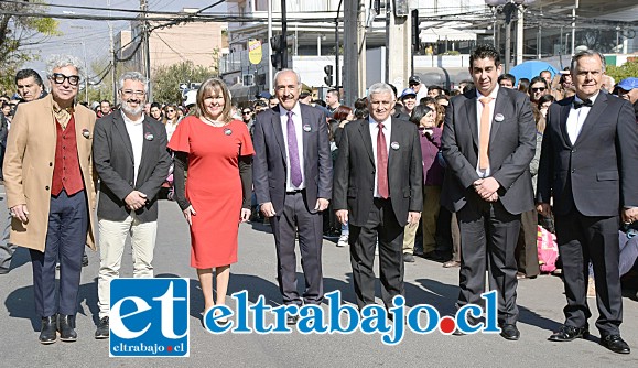 ELLOS AL FRENTE.- El Concejo Municipal en pleno encabezó el masivo desfile, una vez más hubo sintonía general en nuestra bella ciudad.