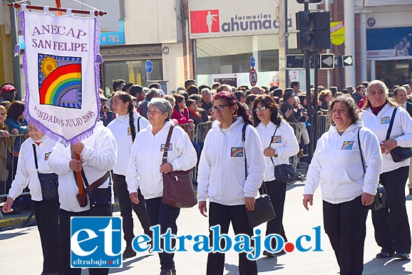 SUS MEJORES GALAS.- Anecap San Felipe (Asamblea Nacional de Trabajadoras de Casa Particular) también levantó muy en alto si estandarte, los aplausos no se hicieron esperar.