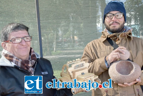 ARTESANÍAS TAMBIÉN.- También el colombiano Oscar Ocampo presentó sus autos de madera, y el venezolano Mariano García, sus piedras para moler semillas.