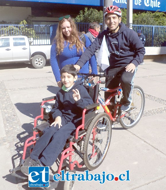 La Familia compuesta por Rafael conduciendo la bici-silla, Franco sentado en la silla y su madre, Marioli Cruz, observa atenta los movimientos de su hijo.