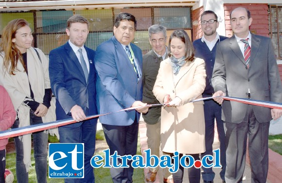 OBRAS ENTREGADAS.- Autoridades de la Niñez, municipales y del Aiep San Felipe, cortaron la cinta a la entrada del nuevo módulo ya mejorado.
