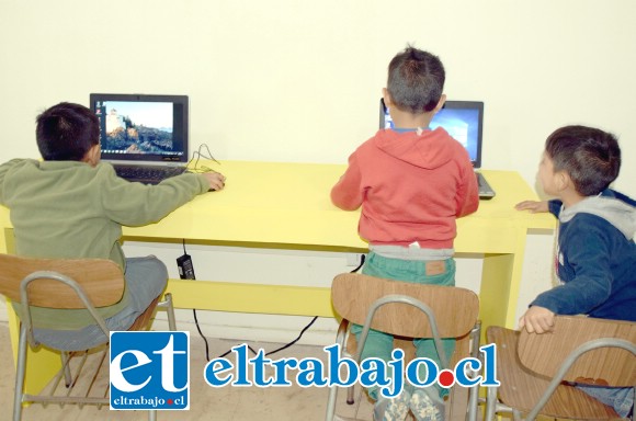SALA DE CÓMPUTO.- El mismo viernes ya los pequeñitos del Hogar Pablo VI tomaron posición y se dispusieron a jugar en su nueva sala de computación.