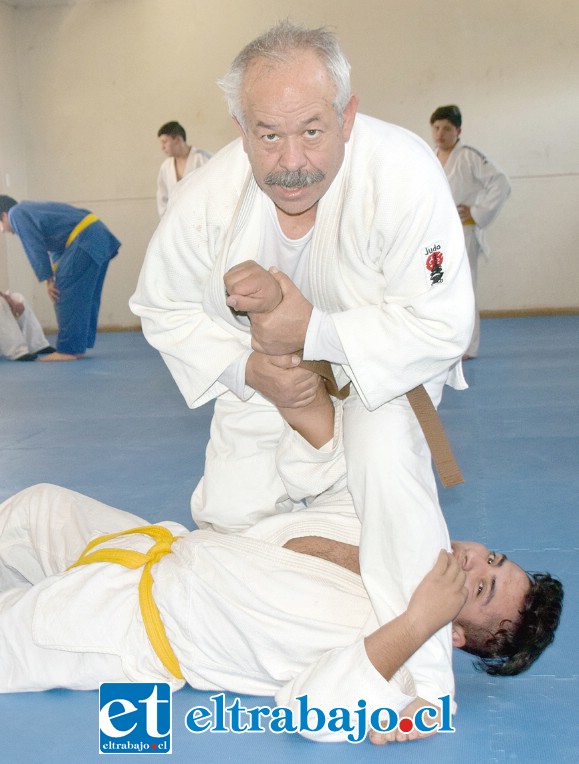 EXPERTOS AL FRENTE.- Este experimentado profesor de Artes marciales, Víctor Cartes, muestra a las cámaras de Diario El Trabajo algunas técnicas de Judo.