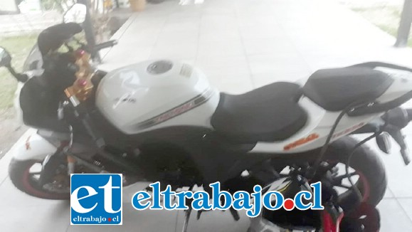 Los individuos se desplazaban en esta motocicleta cuyo conductor mantenía su licencia de conducir suspendida, siendo además infraccionado por Carabineros.