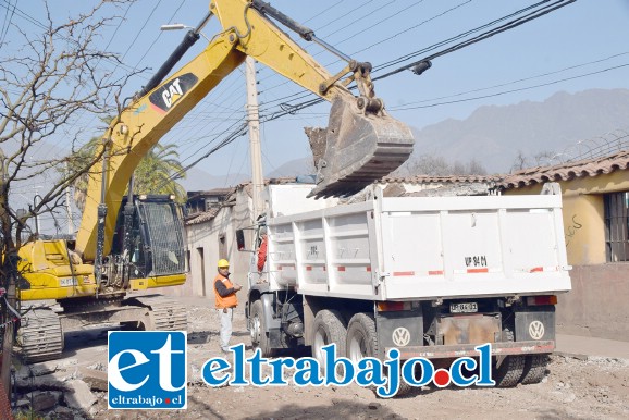 TENDRÁN NUEVA CALLE.- Maquinaria pesada removía ayer lunes el viejo pavimento de Abraham Ahumada, para dar así espacio a una nueva calle.