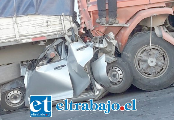Los fallecidos son dos hermanos chilenos, un hombre y una mujer, ambos ocupantes del automóvil que quedó aprisionado entre los dos camiones y quienes minutos antes habían hecho ingreso a territorio nacional.