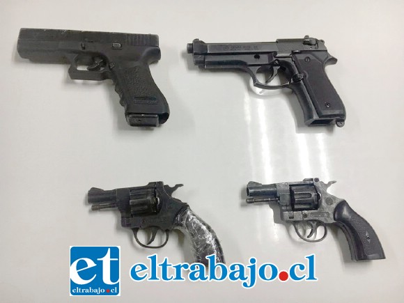 Carabineros incautó dos pistolas y dos revólveres a fogueo utilizados por los delincuentes para cometer el delito.