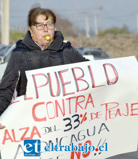 MENSAJE CLARO.- Esta vecina se hizo sentir con el pito, y este enorme cartel.