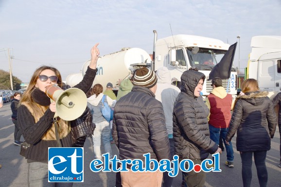 LIDERAZGO COMUNITARIO.- Esta llayllaína llevó las riendas de su grupo de vecinos, todos unidos en un solo sentir: No al cobro extra.