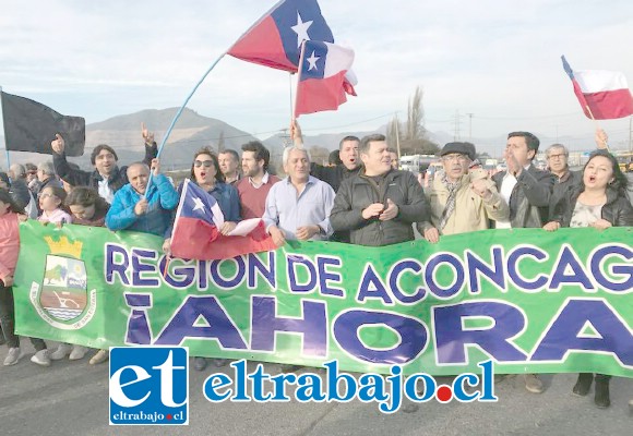 Por cerca de dos horas, alrededor de 200 personas se congregaron en el sector de la Ruta 5 Norte para protestar por alza de 1.400 pesos (ida y vuelta) en la tarifa del Peaje Las Vegas.