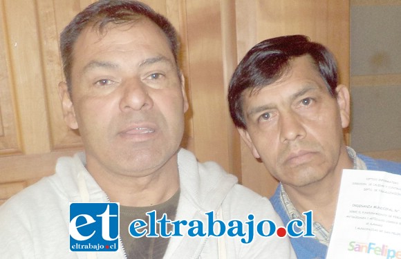 Miguel Torres presidente, junto a Juan Vega, comerciante feria de las pulgas.
