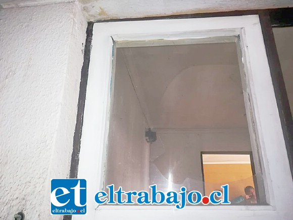El vidrio de este ventanal fue destruido para lograr ingresar al domicilio.