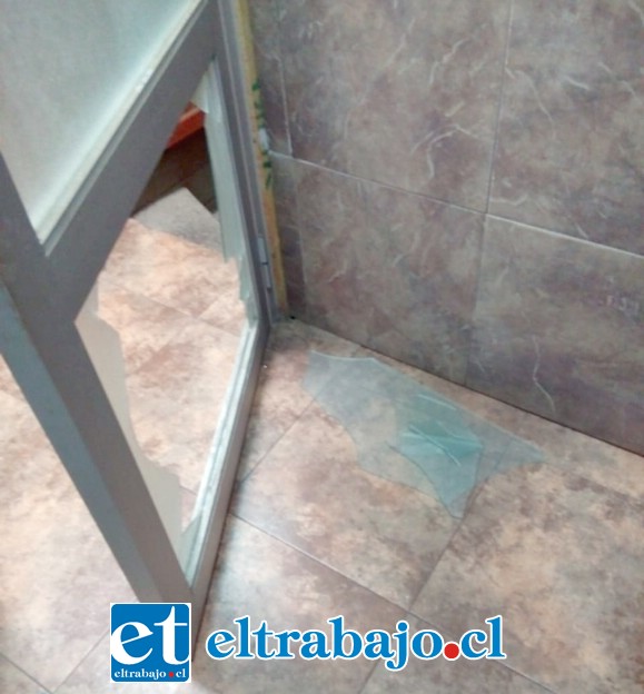 Los sujetos destruyeron una puerta de vidrio para acceder hacia el segundo piso.