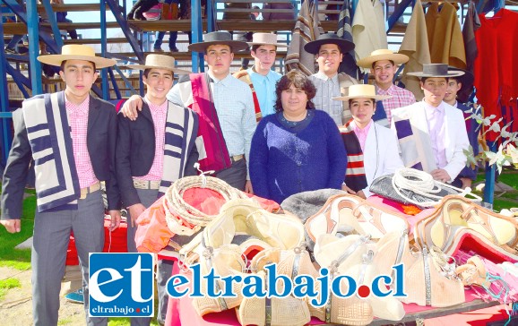 LOS ANFITRIONES.- Ellos son parte del Club de Rodeo Don Bosco, organizadores y anfitriones del Rodeo. Les acompaña doña Clotilde Beltrán, importante apoyo para el club.