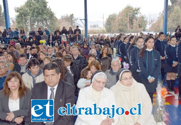 SANTA MARÍA DE LUTO.- Los restos mortales del insigne profesional de la educación fueron velados en el gimnasio del Colegio al que tanto sirvió.
