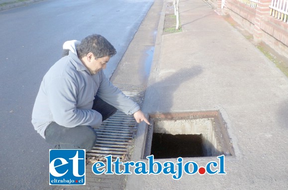 Acá el mismo vecino nos muestra el otro colector cuya tapa también fue robada.