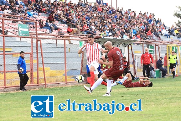 Un partido intenso donde hubo mucha marca, fue el que protagonizaron Unión San Felipe y Deportes La Serena. (Foto: Jaime Gómez)