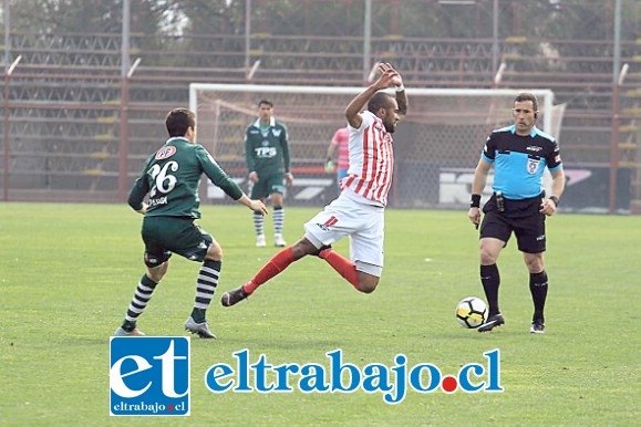 El uruguayo Adolfo Lima jugó muy centralizado por lo que no fue factor de desequilibrio en el duelo contra Santiago Wanderers. (Foto: Jaime Gómez)