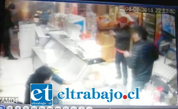 Cámaras de vigilancia del local afectado registraron el momento del asalto.