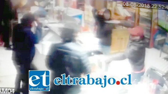 Los delincuentes se apropiaron del dinero en efectivo y un teléfono celular.