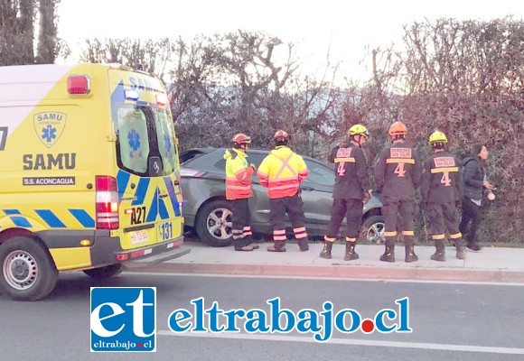Personal del Samu y Bomberos concurrieron al accidente donde resultaron lesionadas una madre y su pequeña hija.