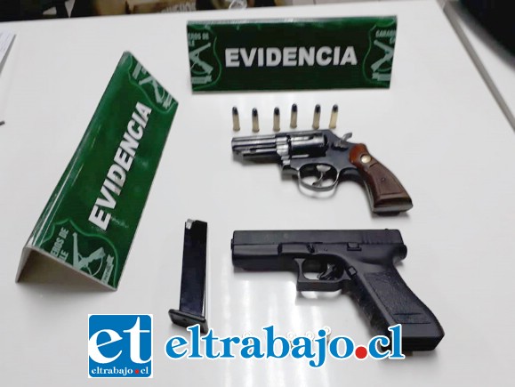 Carabineros incautó un arma de fuego calibre 38 y una pistola a fogueo utilizado por los delincuentes para cometer el delito.