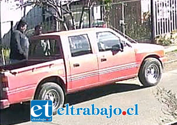 OCHO MINUTOS.- Sólo ocho minutos les tomó a estos sinvergüenzas apoderarse de la camioneta de una modesta familia.