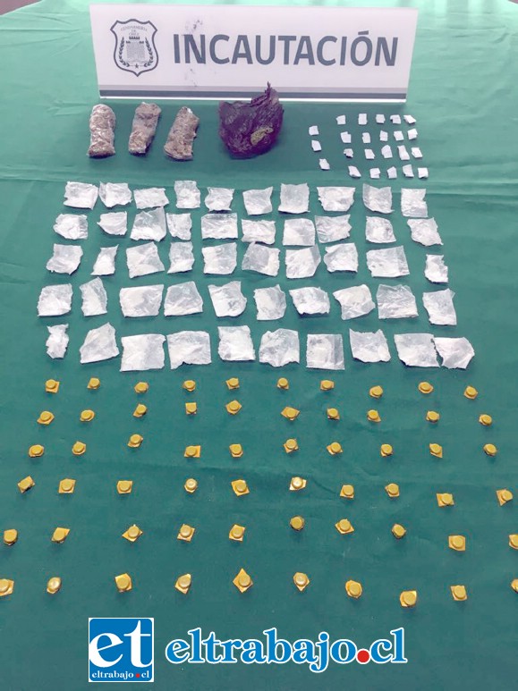 En la oportunidad se decomisaron tres bolsas de nylon con cannabis sativa, 60 pastillas de clonazepam, 23 envoltorios de pasta base y 50 bolsas con cocaína.