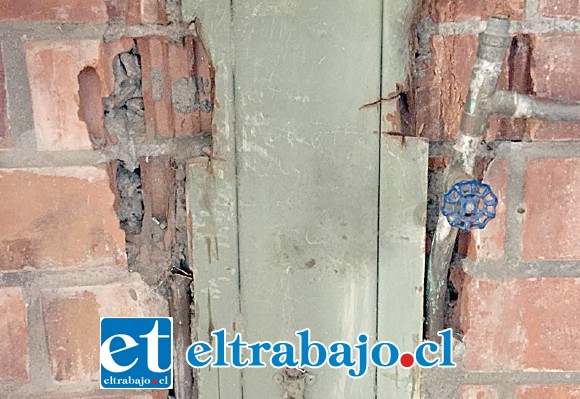 Los delincuentes destruyeron los muros de los camarines para robar las cañerías de cobre.